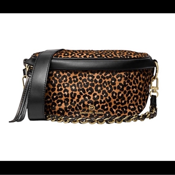 Michael Kors Handbags - ❣️MK SLING PACK❣️